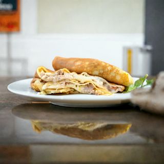 Crêpe con pancetta saltata, uovo e provola