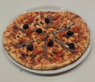 Pizza Inćuni