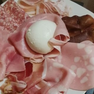 Affettato misto con mozzarella di bufala 