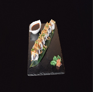Uramaki Atún con mayonesa picante y cebollino y cebolla frita. 8 unidades