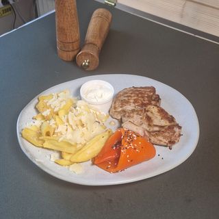 Ceafa de porc marinata cu cartofi si parmezan salata si sosul bucatarului