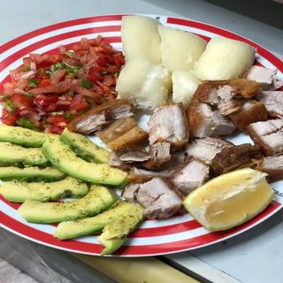 Chicharrón Dominicano Con Yuca, Pipirrana Y Aguacate
