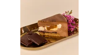 Tort czekoladowy z karmelem-porcja