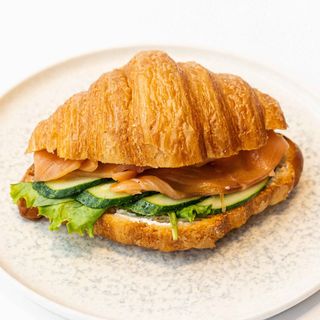 Круассан с семгой