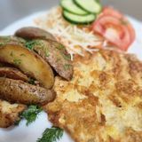 Відбивна зі свининки з картопелькою по-селянськи та овочевою нарізочкою