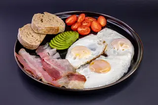 Jaja na oko sa pančetom i avokadom