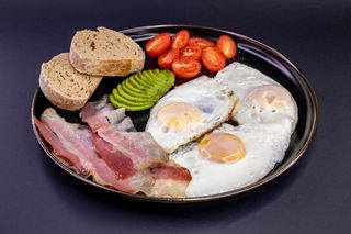 Jaja na oko sa pančetom i avokadom