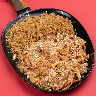 მობრაწული ქათმის ნაჭრები ნაღებით და მიწისთხილის სოუსში