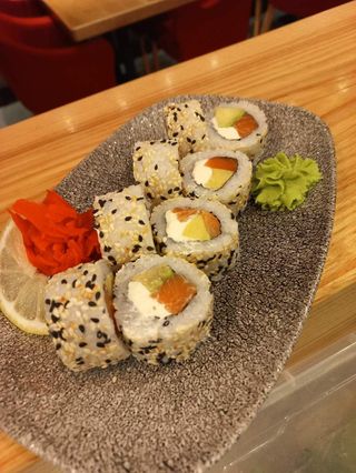 Каліфорнійський рол з лососем (240г)