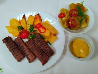Meniu mici (4 mici, cartofi prajiti, mustar, paine)