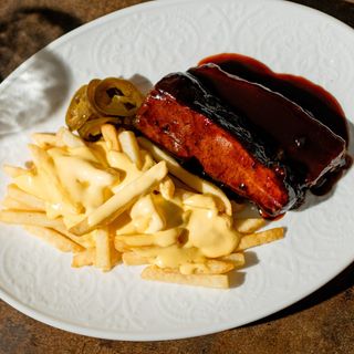 Брискет с картофелем фри под сырным соусом