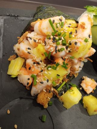 Temaki Camarão, ananás, rúcula e queijo