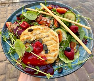 Camembert pieczony w cieście francuskim