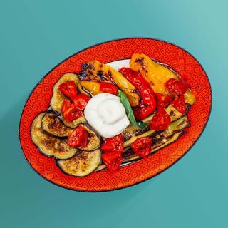 Insalata con verdure grigliate e burrata