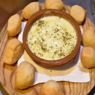 Cazuela De Quesos Con Pan Frito