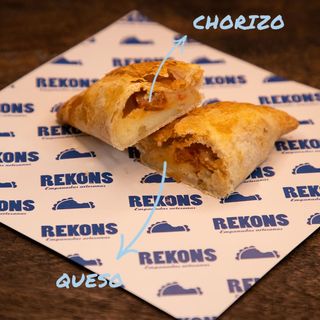 Empanada Chorizo Picante De León Y Queso