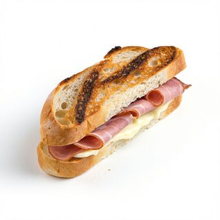 Bocadillo de pinchos de taouk con patatas fritas y alioli