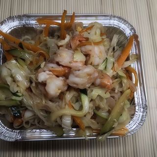 Spaghetti di riso con gamberi e verdure