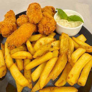 Gujoane de pui servite cu cartofi prăjiți