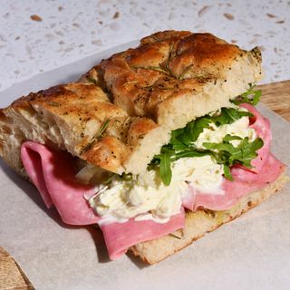 სენდვიჩი მორტადელა