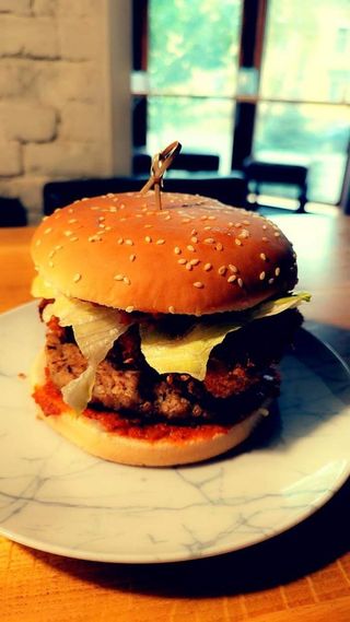 Бургер фірмовий з соусом песто з в'ялених томатів 350г