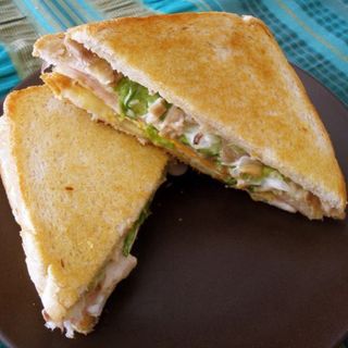 Sandwich De Pollo Desmenuzado 