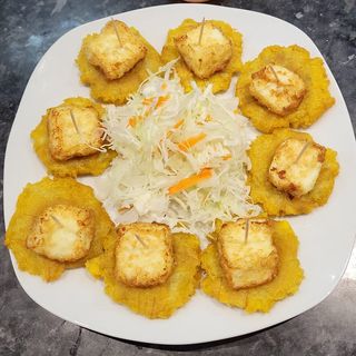 Ración De Tostones Con Queso