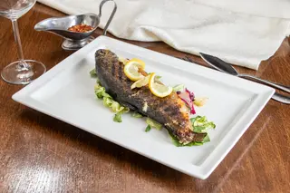 Păstrăv la grătar cu legume mexicane sau cartofi naturi
