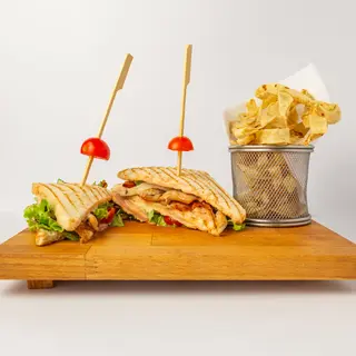 Choco club sandwich s prženim palačinkama