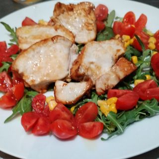 Tagliata di pollo con rucola, pomodorini e mais