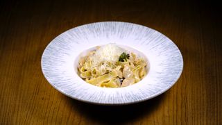 Фетучини с курицей и грибами (1 пор.)