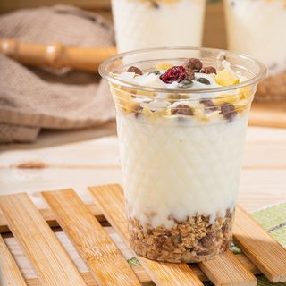 Йогурт с гранола, мюсли, мед и плодове - в чаша