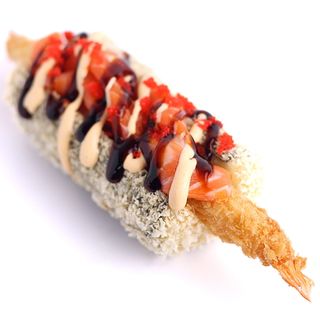 Хот дог з креветками фрі та лососем.