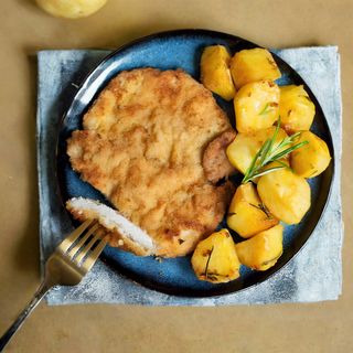 KOTLET SCHABOWY Z ZIEMNIAKAMI I SURÓWKAMI