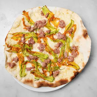 Pizza con fiori di zucca e salsiccia
