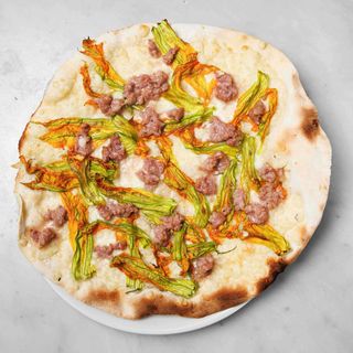 Pizza con fiori di zucca e salsiccia