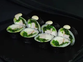 Futomaki z wędzonym kurczkiem i wakame (8szt) (305g)