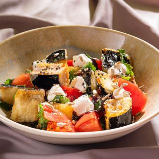 ხრაშუნა ბადრიჯნის სალათი ნაღების ყველით 