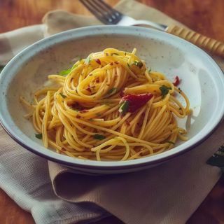 SPAGUETTI ALIO OLIO E PEPERONCINO