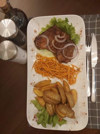 Stek wieprzowy z usmażonymi ziemniakami