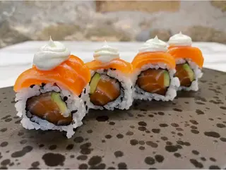 Salmone raimbow uramaki 8 pezzi