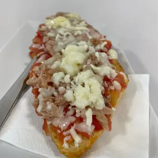 Tostada de atún y queso