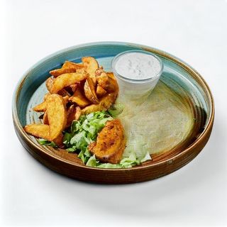 Piept de pui marinat la sous vide cu cartofi wedges spicy