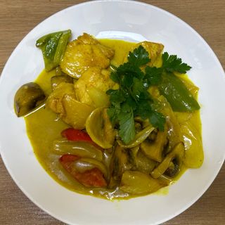 Куриное филе с овощами в соусе карри