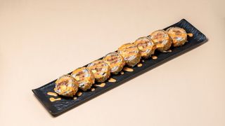 შემწვარი ორაგულის როლი მანგოს სოუსით