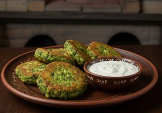 Спаначени кюфтенца с млечен сос