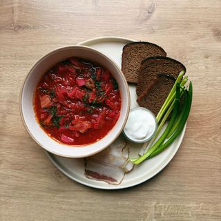 Борщ зі свининою, салом та грецьким йогуртом (525г)