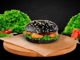 Black бургер із креветкою
