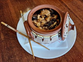 207. Свинско, пилешко и телешко в гювеч (600г)