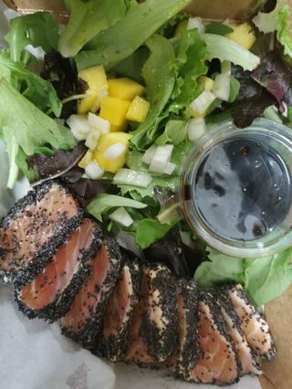 Tataki di salmone 250gr ed insalata